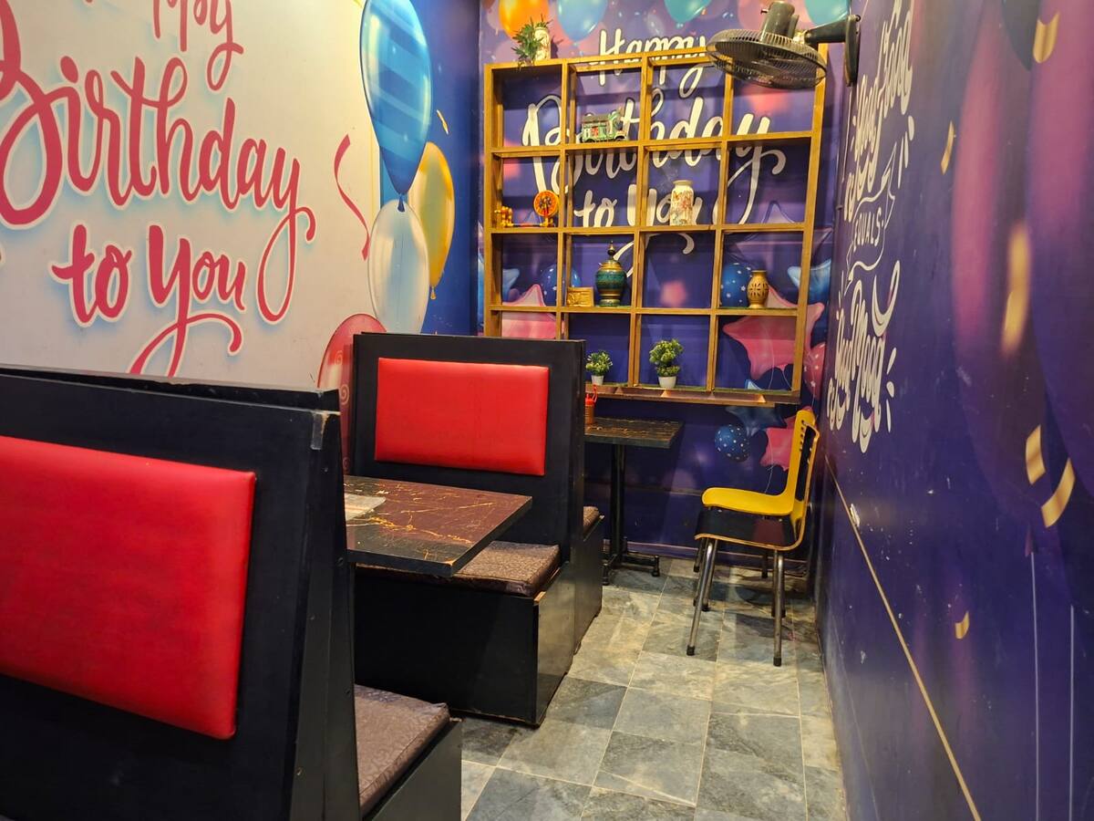 UFC Fast Food & Pizza dine-in seating